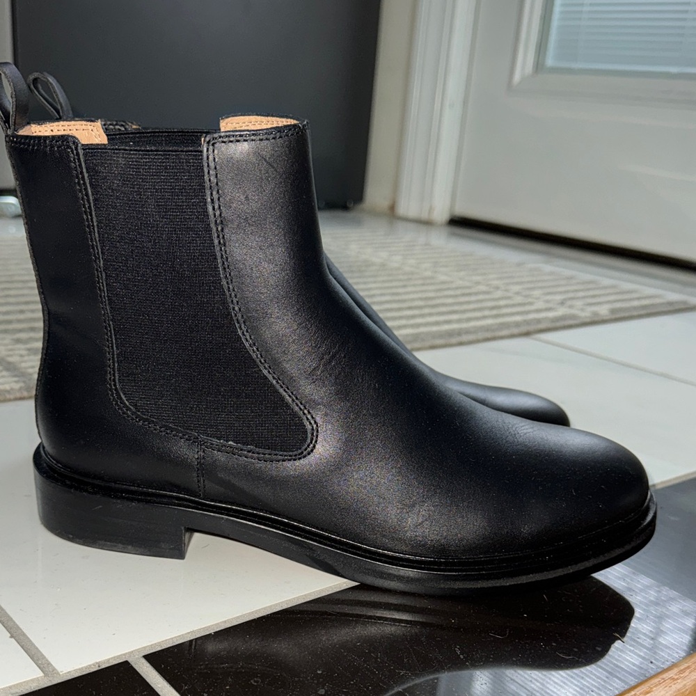 Women’s madewell chelsea leather boots. Size 9.5 like new.